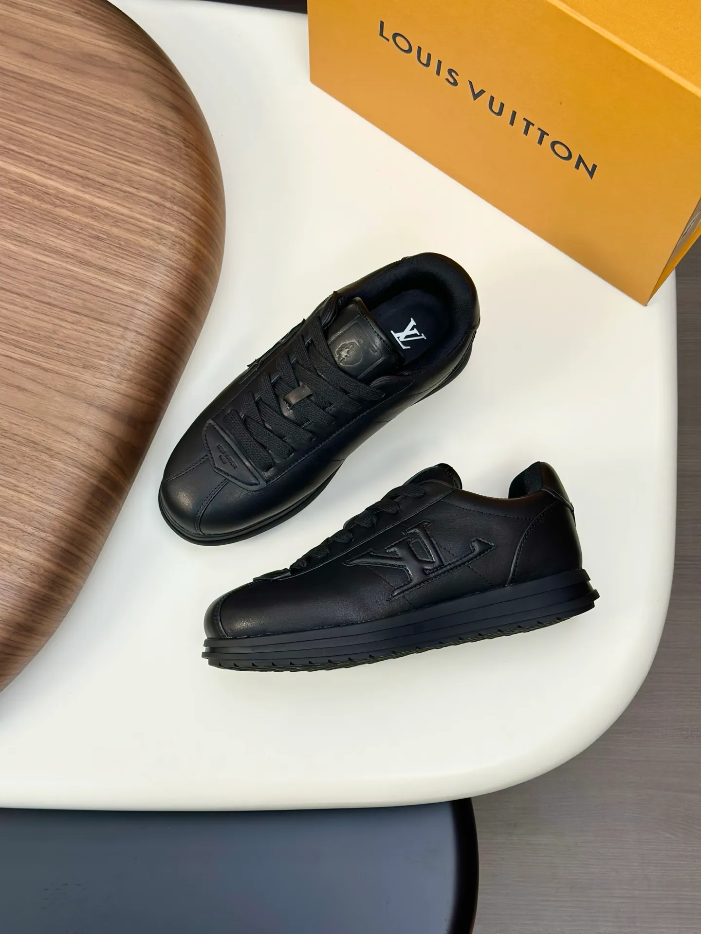 Factory direct sale ¥700💰Full set of packaging💰Top version LV-Louis Vuitton-Classic catwalk new style 1:1 developed replica of the original version! ! The upper foot is very comfortable. It is made of luxurious materials and fine workmanship. The midsole is printed with English letters "Made in Europe". The upper is made of calfskin imported from Italy. The side is decorated with the brand's LOGO and signature. The latest latex foot pads and mesh lining make the foot feel super comfortable. Original factory special supply of original two-color T men's shoes 💰U combination outsole. Bag technology Goodyear stitched edges Fabric: Exclusive custom first-layer cowhide Accessories: Exclusive private model Vuitton logo, lining: Customized silk mesh lining - first-layer silk cowhide lining Outsole: T men's shoes 💰U combination outsole wear-resistant, non-slip and anti-yellowing Foot pads: new latex pads-mesh sweat-absorbent Counter technology: fully computerized sewing machine wire drawing Toe cap Back cover Hot and cold shaping A complete set of pull-top lasts with medium and low logo patterns. Counter packaging - shoelaces, certificates, cards, instructions, certificates, dust bags. The most comprehensive packaging on the Internet. Men's model 339-44 (38/45 custom-made, non-returnable!